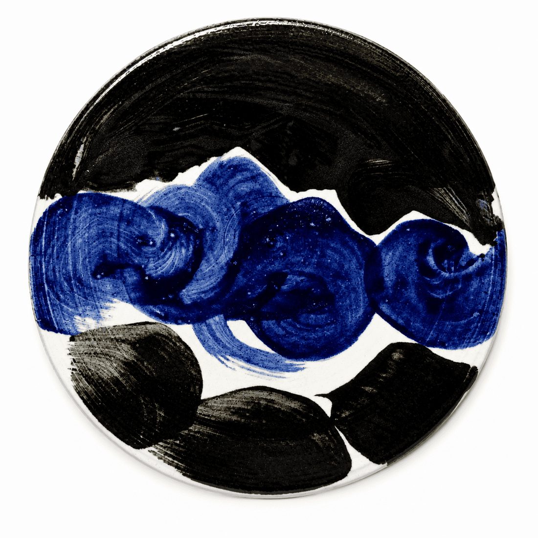 Assiette, vagues bleu marine entre bandes noires