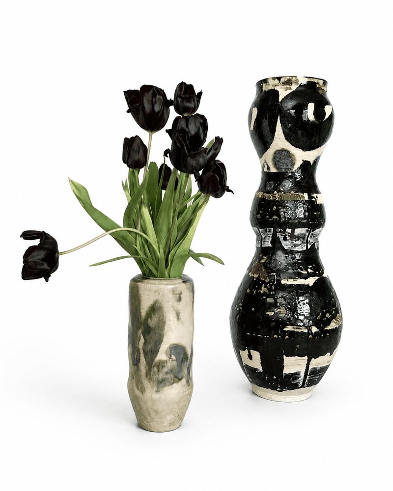 Vase et Quille (noire), mise en scène avec tulipes