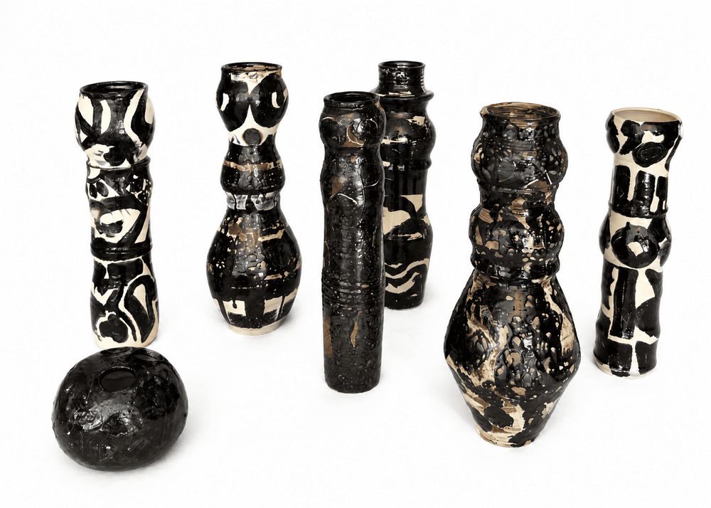 Ensemble de vases-quilles et vase-boule, composition en forme de bowling