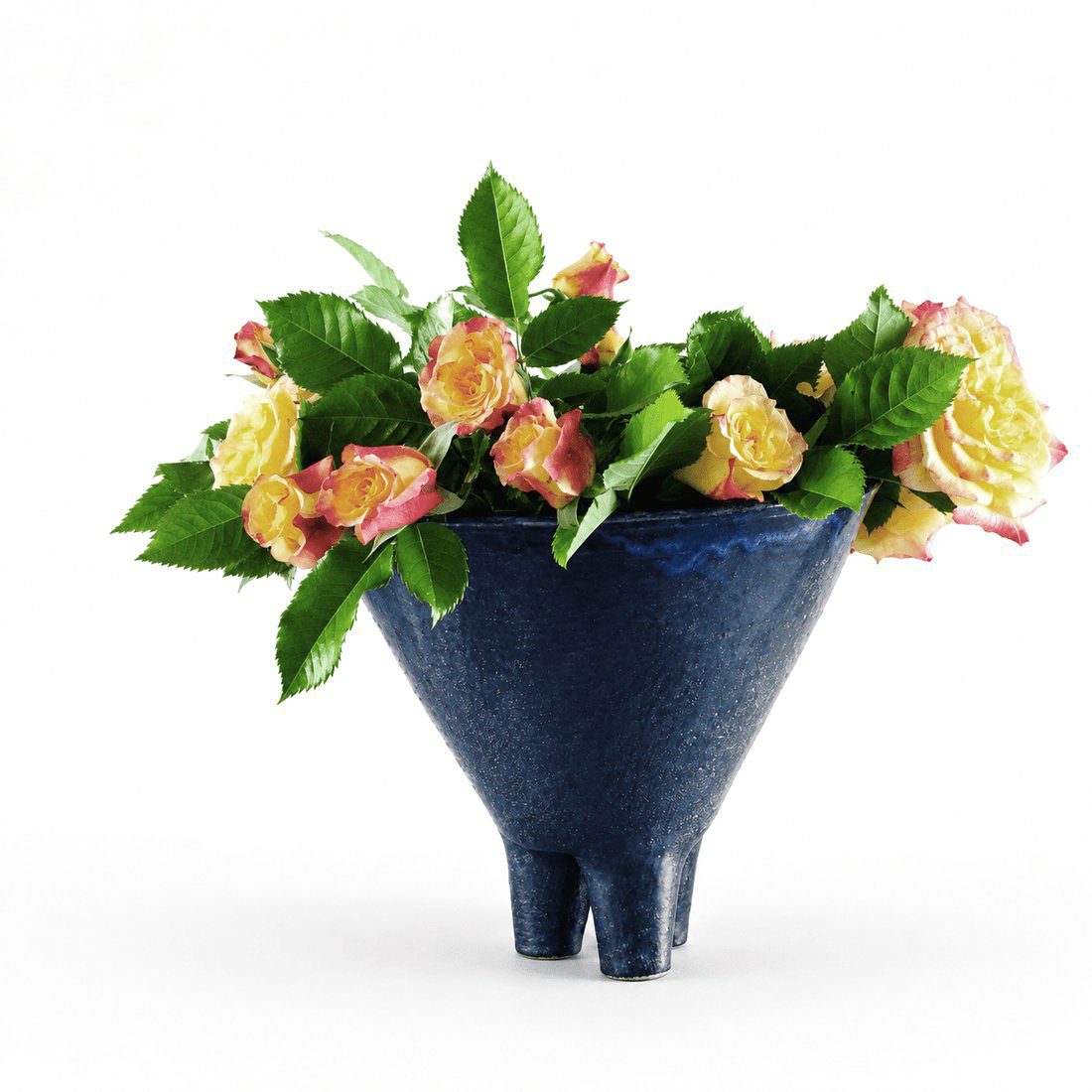 Vase tripode, grès émaillé bleu de cobalt